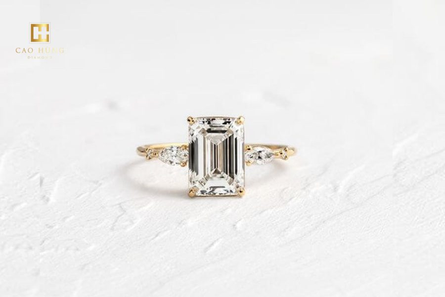 Mẫu nhẫn với viên kim cương Emerald kết hợp với 2 viên kim cương oval 2 bên có giá khoảng 40 triệu