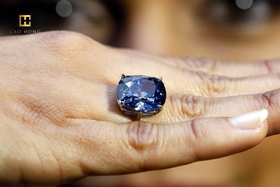 Nhẫn Blue Moon of Josephine trọng lượng 12,03 carat