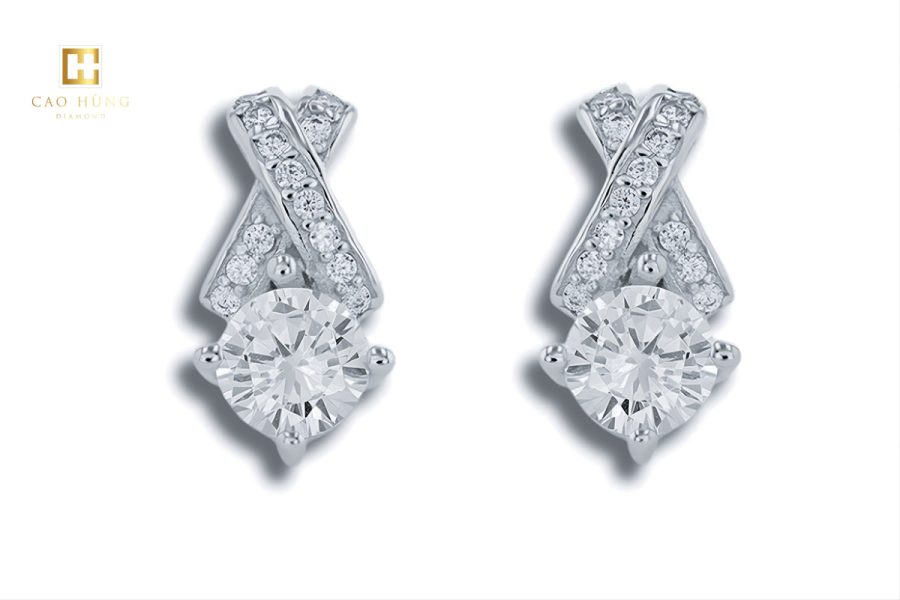 Khuyên tai cho mẹ kim cương tấm có thiết kế độc đáo với giá tham khảo khoảng 34 triệu