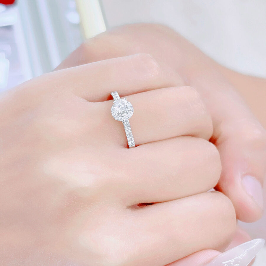 Nhẫn hột xoàn 4.5 ly tại Cao Hùng Diamond có đầy đủ giấy tờ kiểm định rất được yêu thích